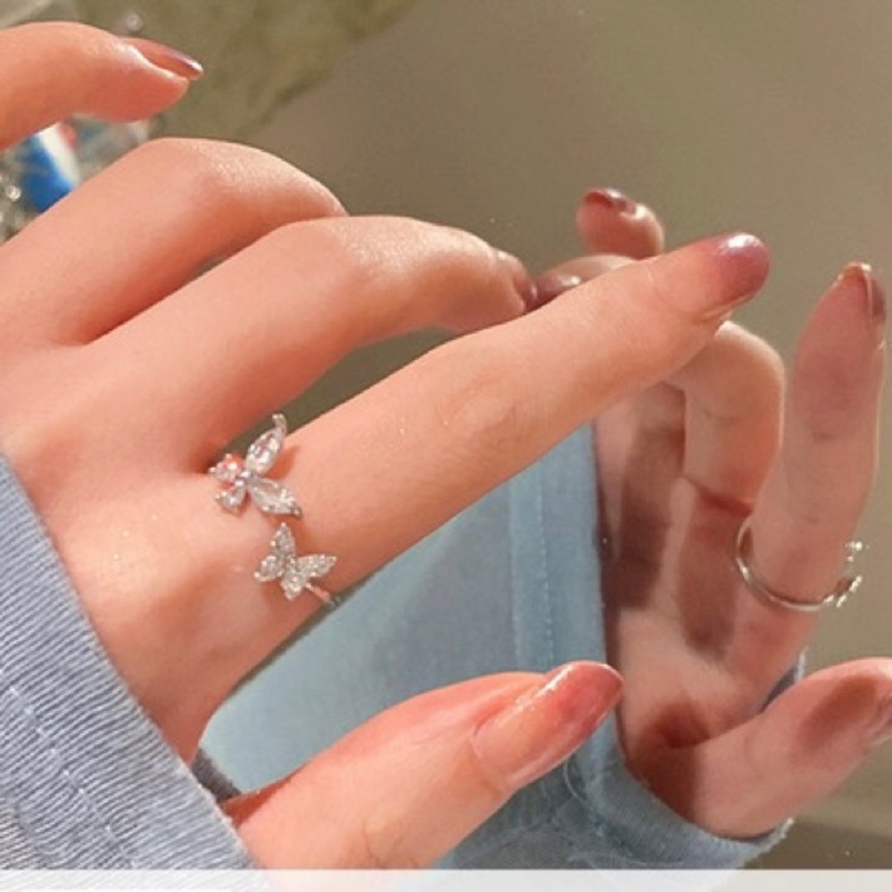 Gorgeous Double Butterfly Ring - A Perfect Accessory for Any Outfit!